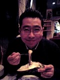 巨大岩牡蠣を今まさに食おうとする超福耳氏