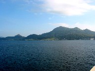 右が有珠山、左は昭和新山