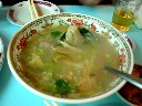牛の腸が入った黒コショウのスープ．けほけほと咳が出るくらい辛い